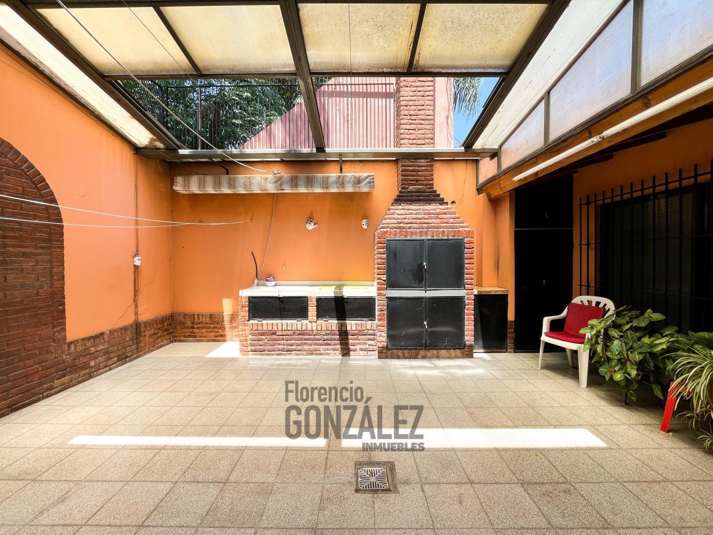 Casa 5 ambientes con fondo y garage en Barrio Naon