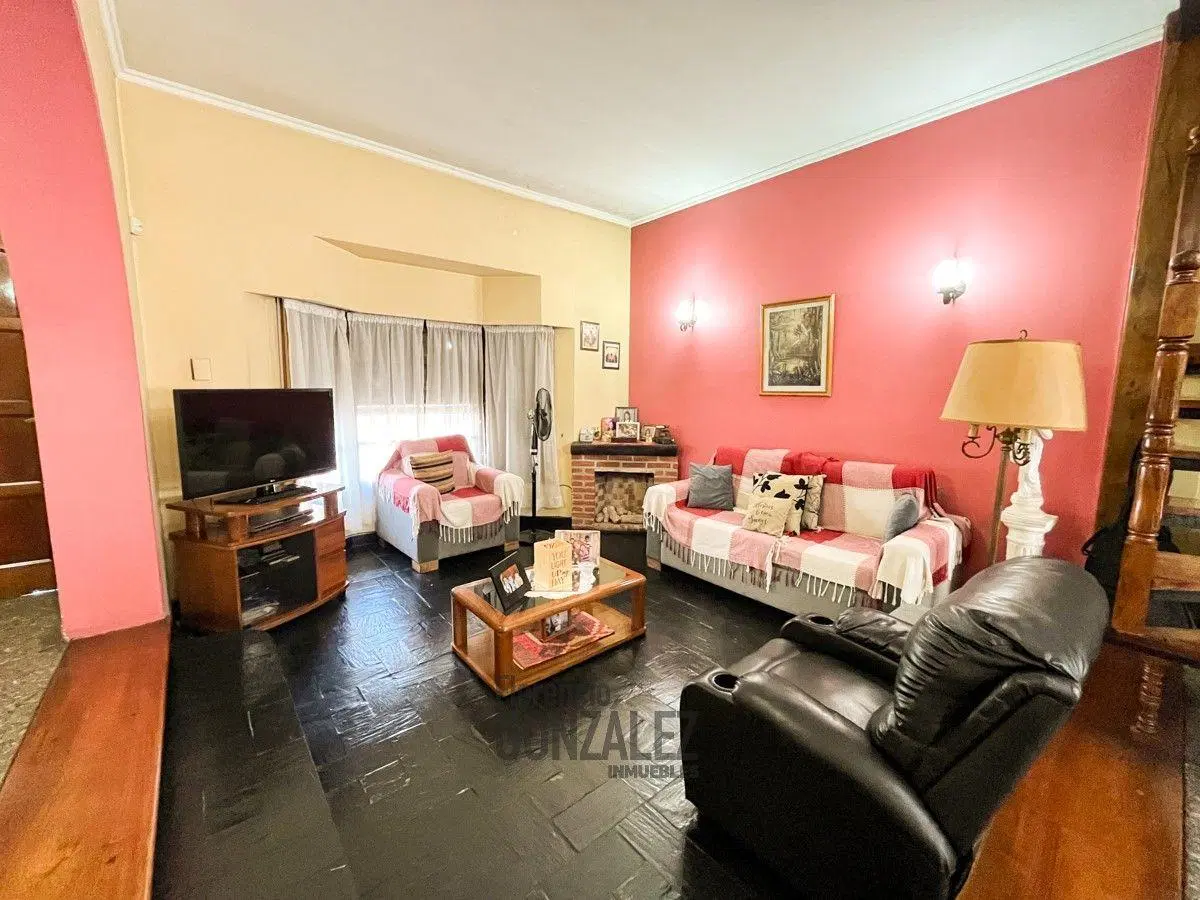 VENTA CASA 4 AMB CON JARDIN , QUINCHO Y COCHERAS 2