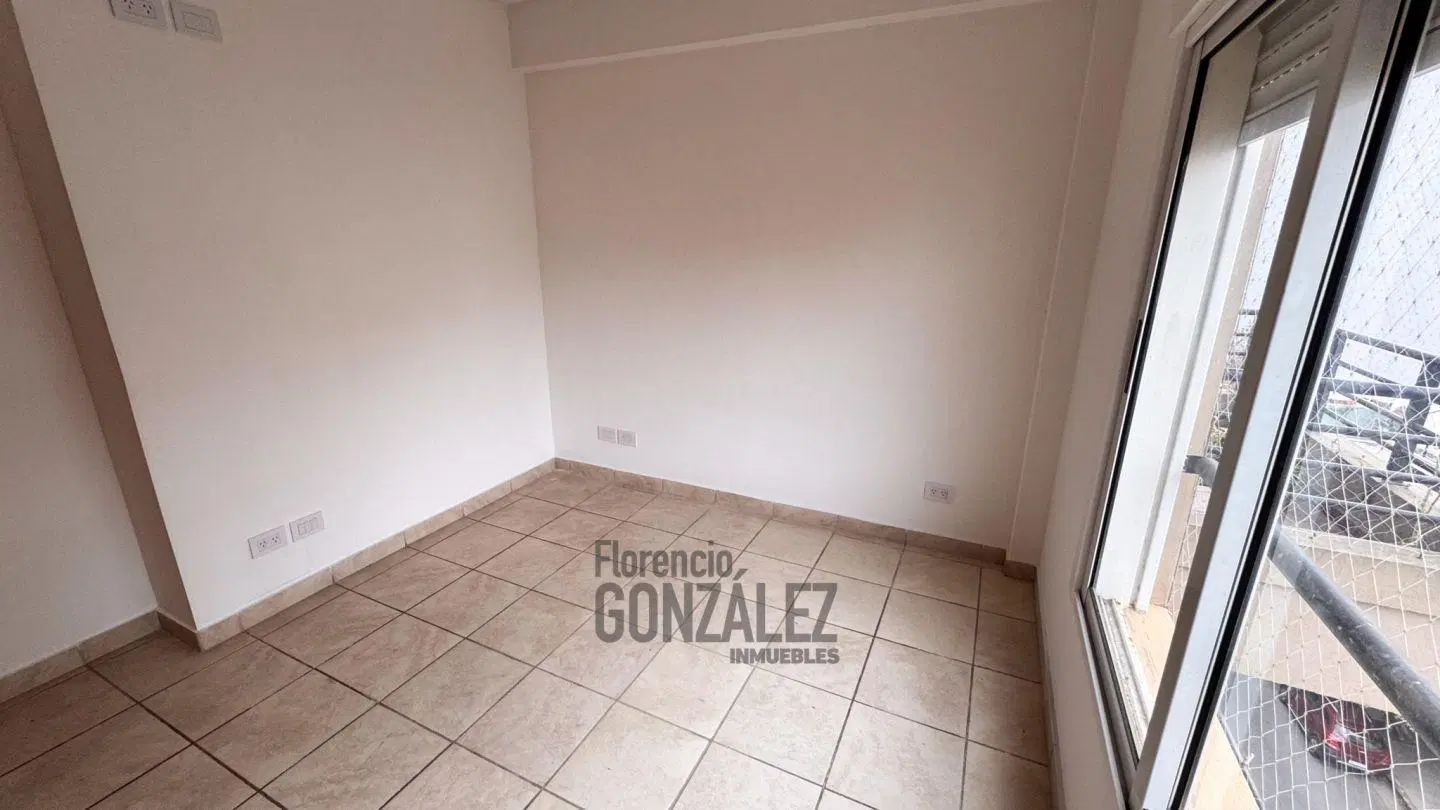 VENTA DEPARTAMENTO 2 AMB. AL FRENTE CON COCHERA 4