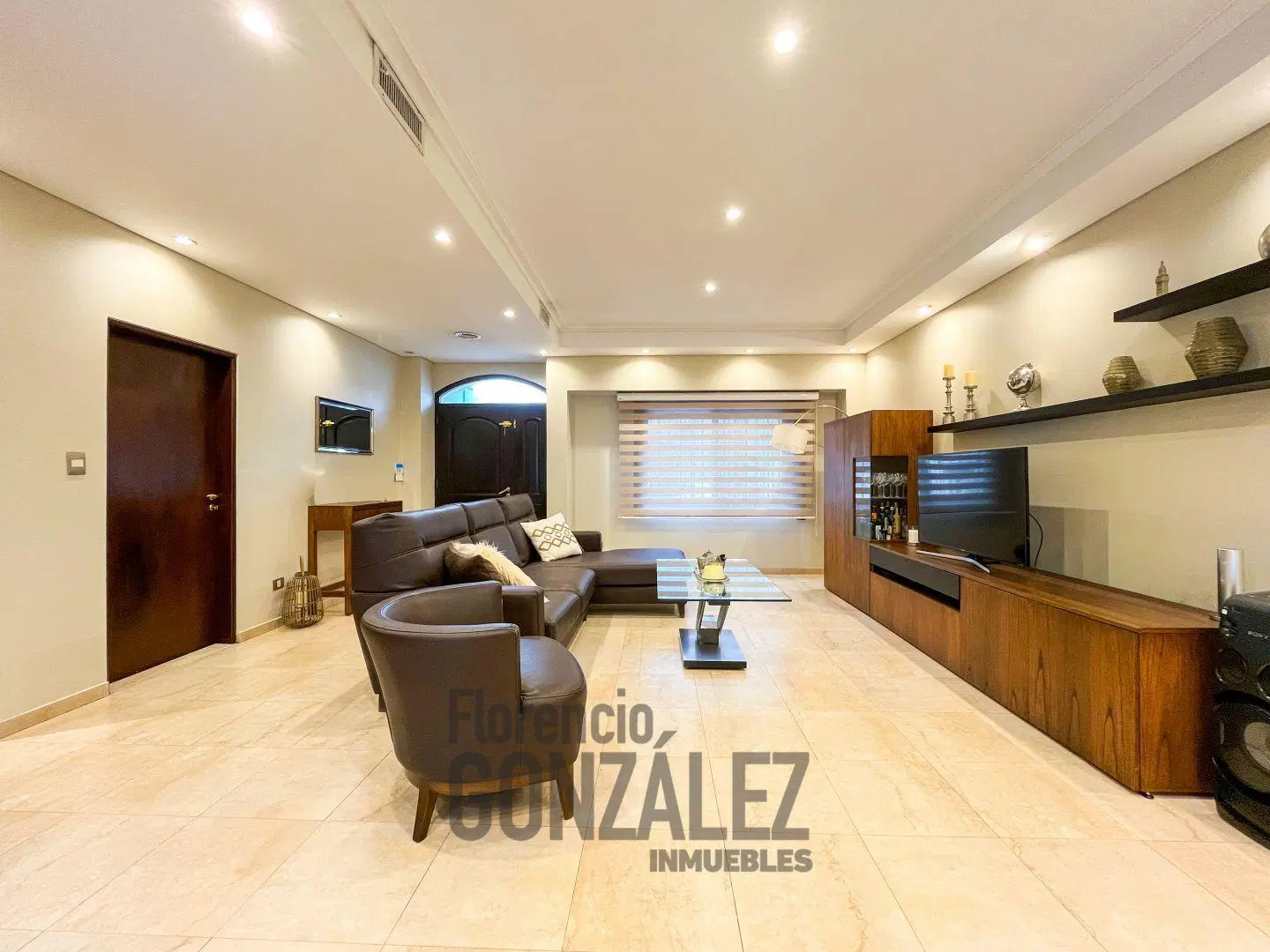 CASA 4 AMBIENTES CON PATIO Y COCHERA EN BARRIO NAON 2