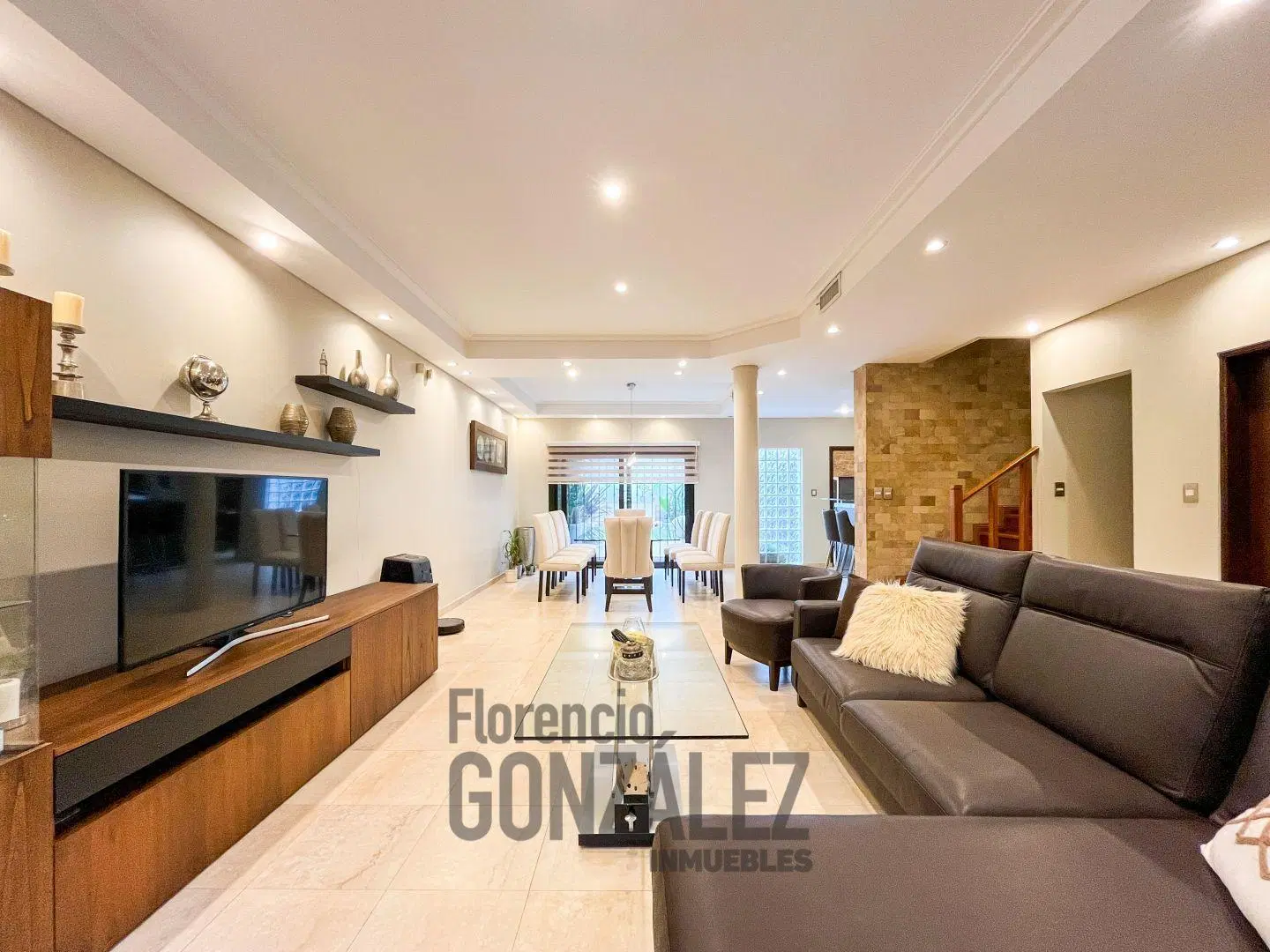 CASA 4 AMBIENTES CON PATIO Y COCHERA EN BARRIO NAON 5