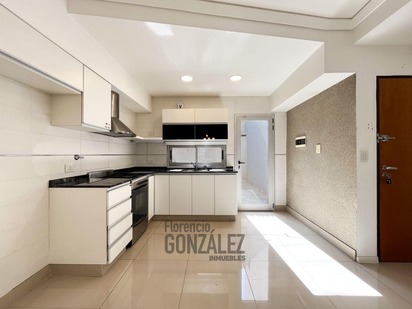 Foto de Departamento 2 ambientes al frente con balcón, patio y cochera, en, imagen 2