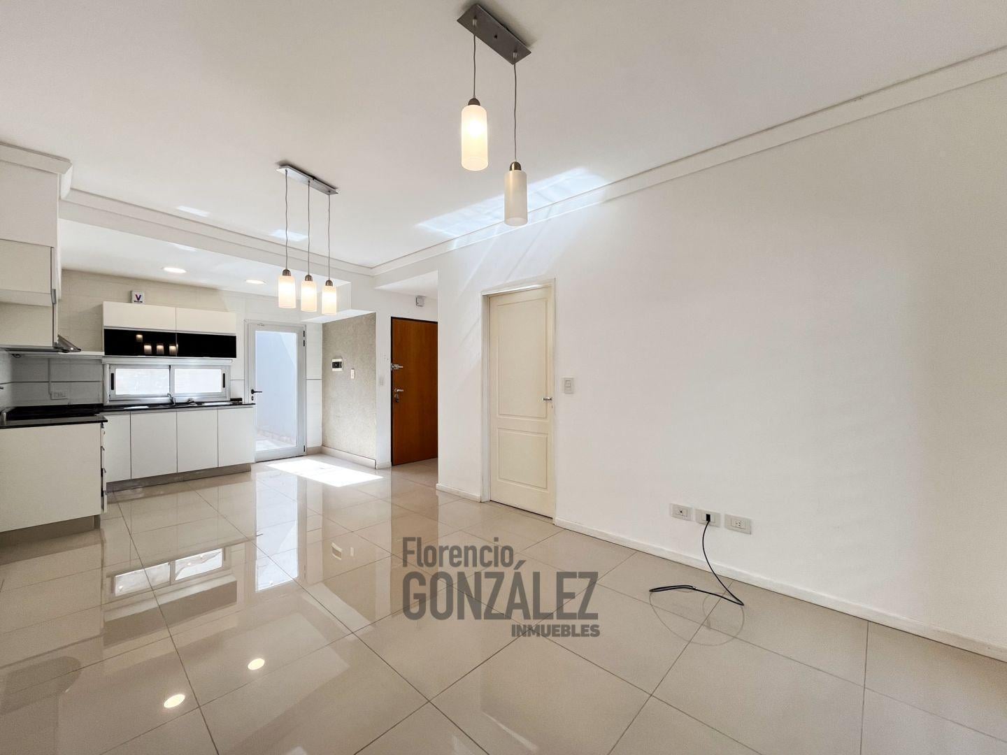 Foto de Departamento 2 ambientes al frente con balcón, patio y cochera, en, imagen 1