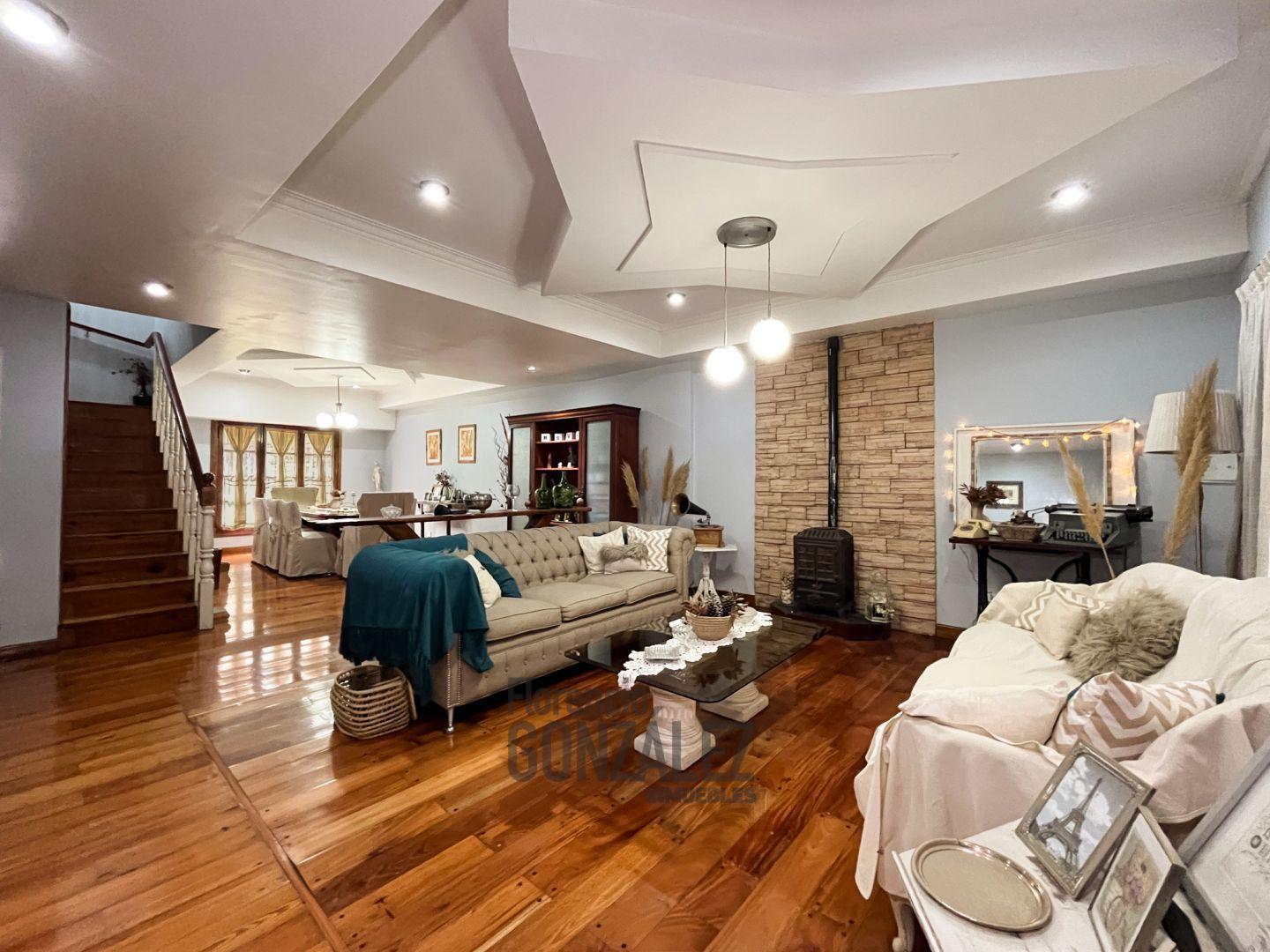 Foto de Casa de 5 ambientes con cochera, jardín, quincho, playroom y terraza., imagen 1