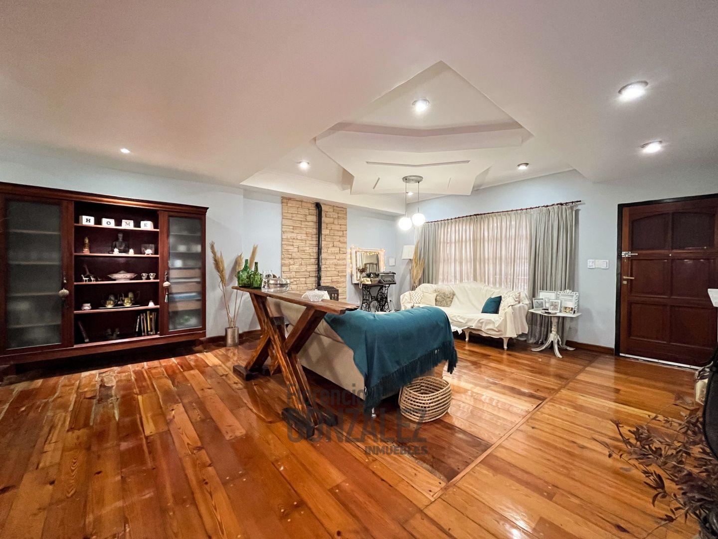 Foto de Casa de 5 ambientes con cochera, jardín, quincho, playroom y terraza., imagen 3