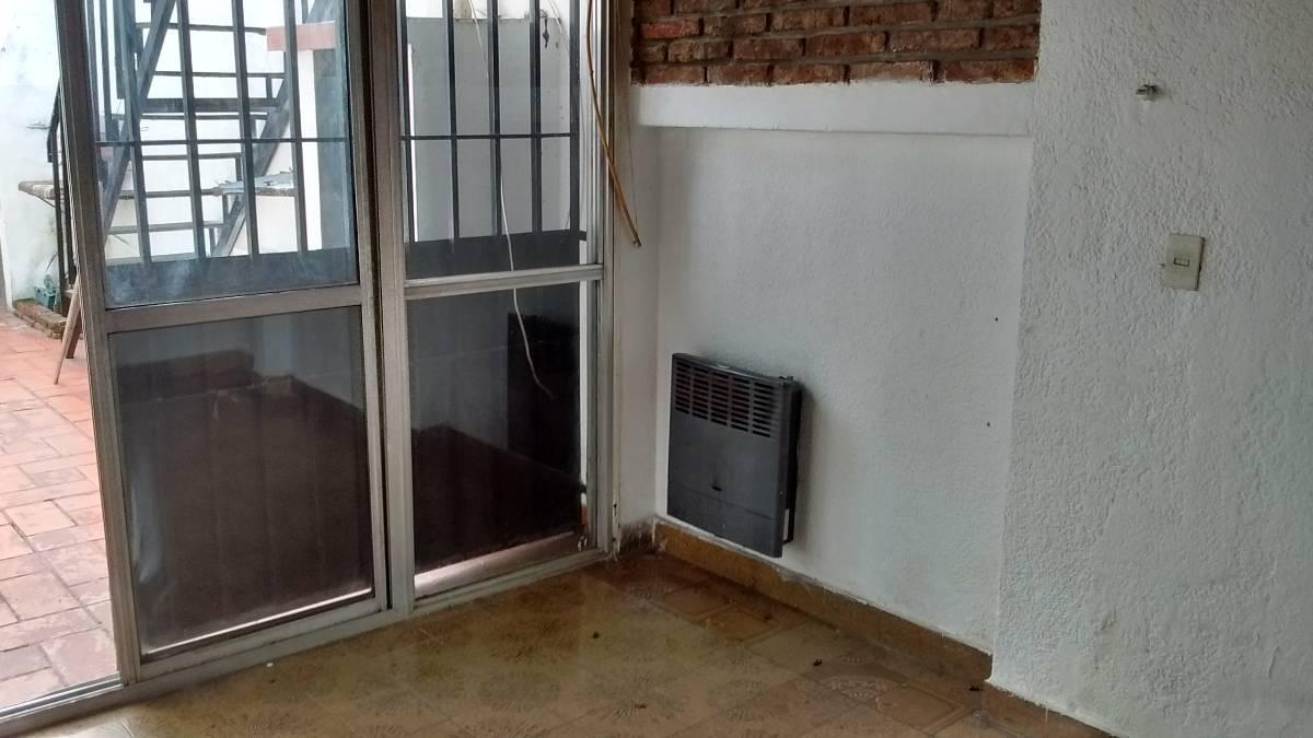Triplex de 4 ambientes con cochera, fondo y terraza.ACEPTA PERMUTA
