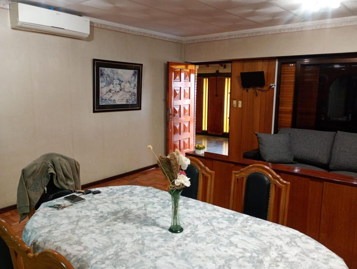 Foto de RETASADA!!!! HERMOSA CASA 4 AMB. APTO CRÉDITO C/COCHERA QUINCHO TERRAZA, imagen 2