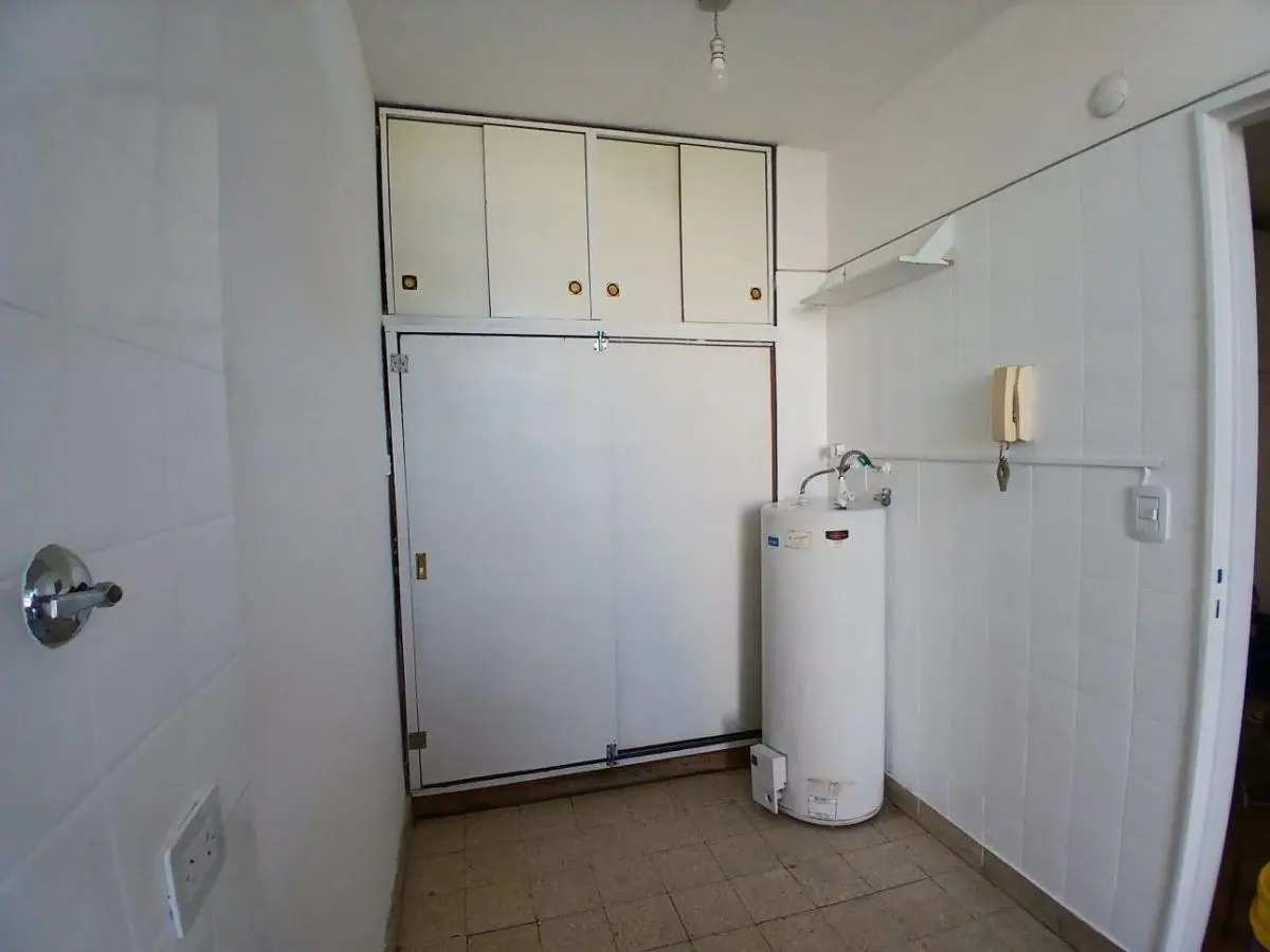 HERMOSO MONOAMBIENTE 34 MTS. C/AMPLIA BAULERA Y COCINA SEPARADA TIMOTEO GORDILLO 15 5º PISO LINIERS 5
