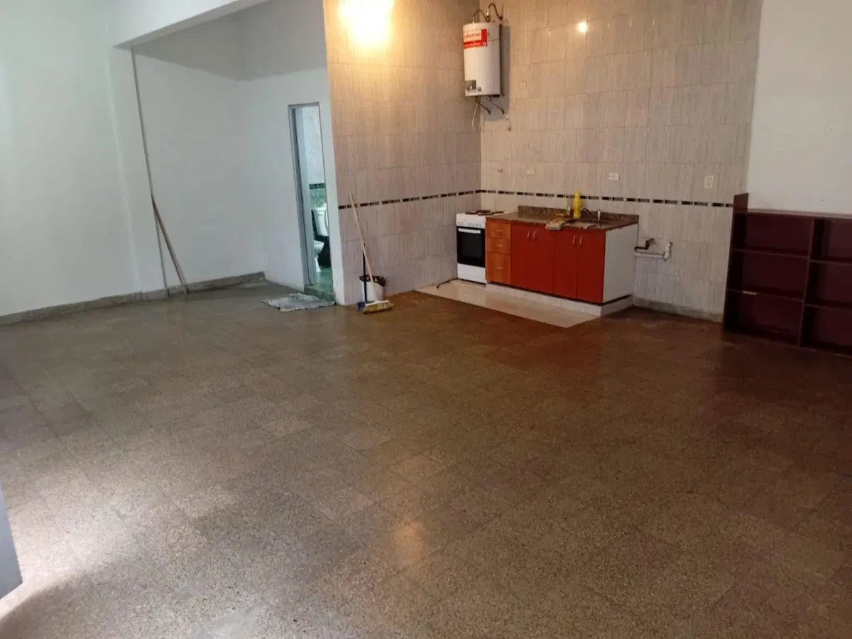 ALQUILER AMPLIO PH 1º PISO POR ESCALERA FONROUGE Y AV. DIRECTORIO 3