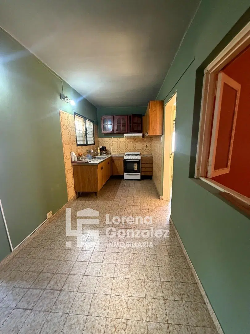 Casa con dos dormitorios + departamento 8