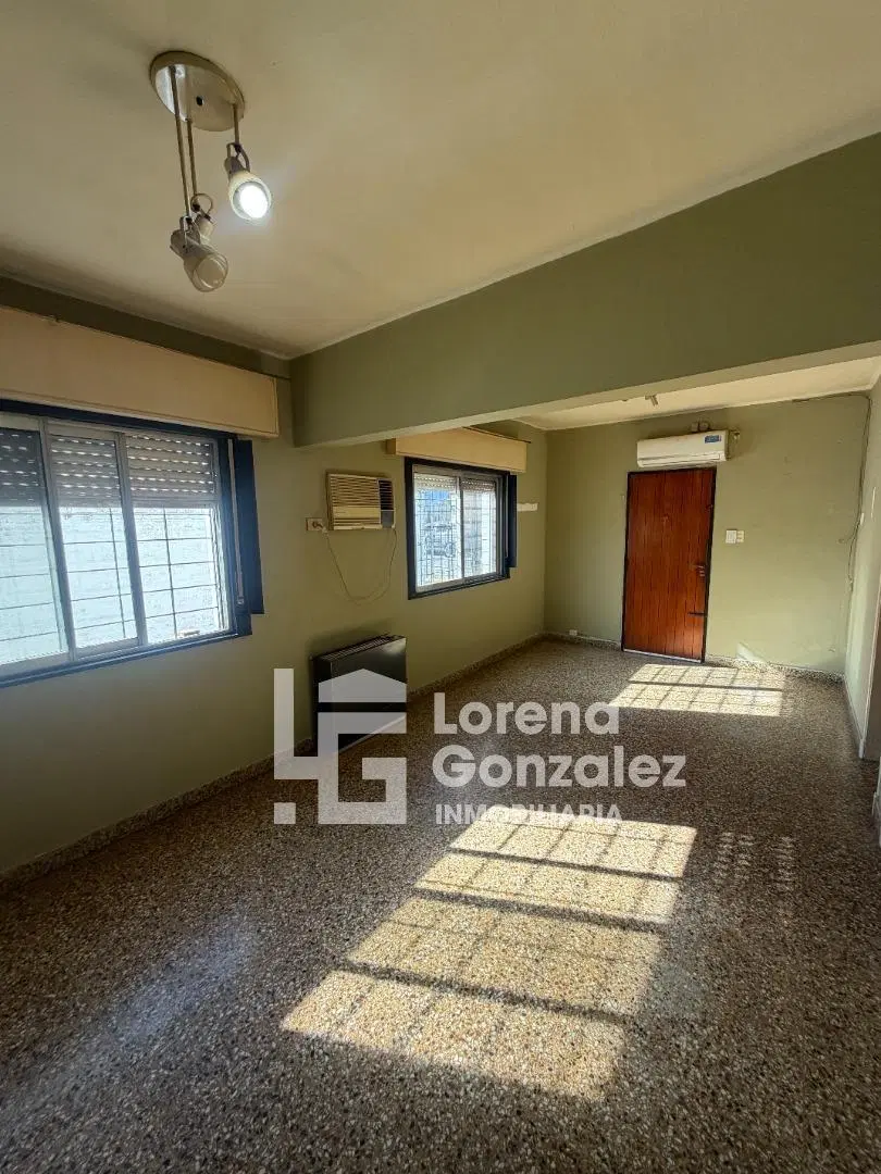 Casa con dos dormitorios + departamento 4