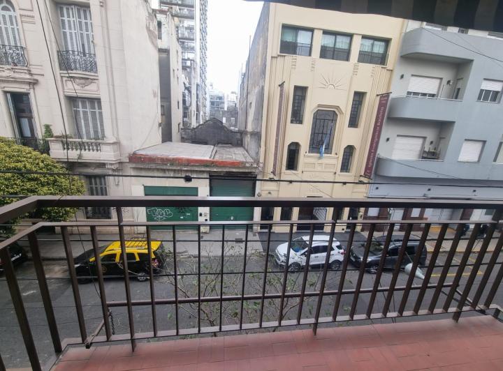 ECUADOR 367 TRES AMBIENTES EN ALQUILER CON BALCÓN 2