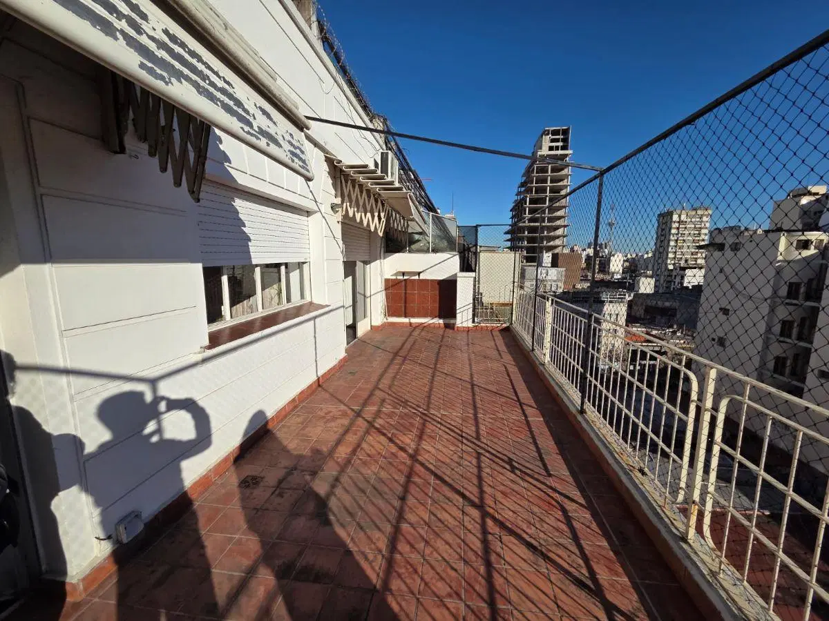 VENTA DEPARTAMENTO TRES AMBIENTES PASO Y AV RIVADAVIA BALCÓN ATERRAZADO 3