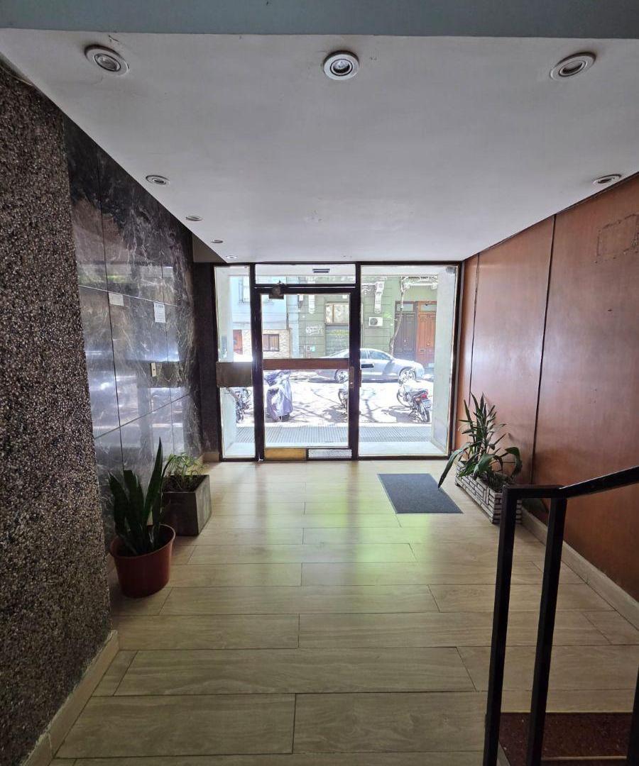 Foto de VENTA DEPARTAMENTO TRES AMBIENTES ALBERTI AL 100 ENTRE HIPOLITO, imagen 2