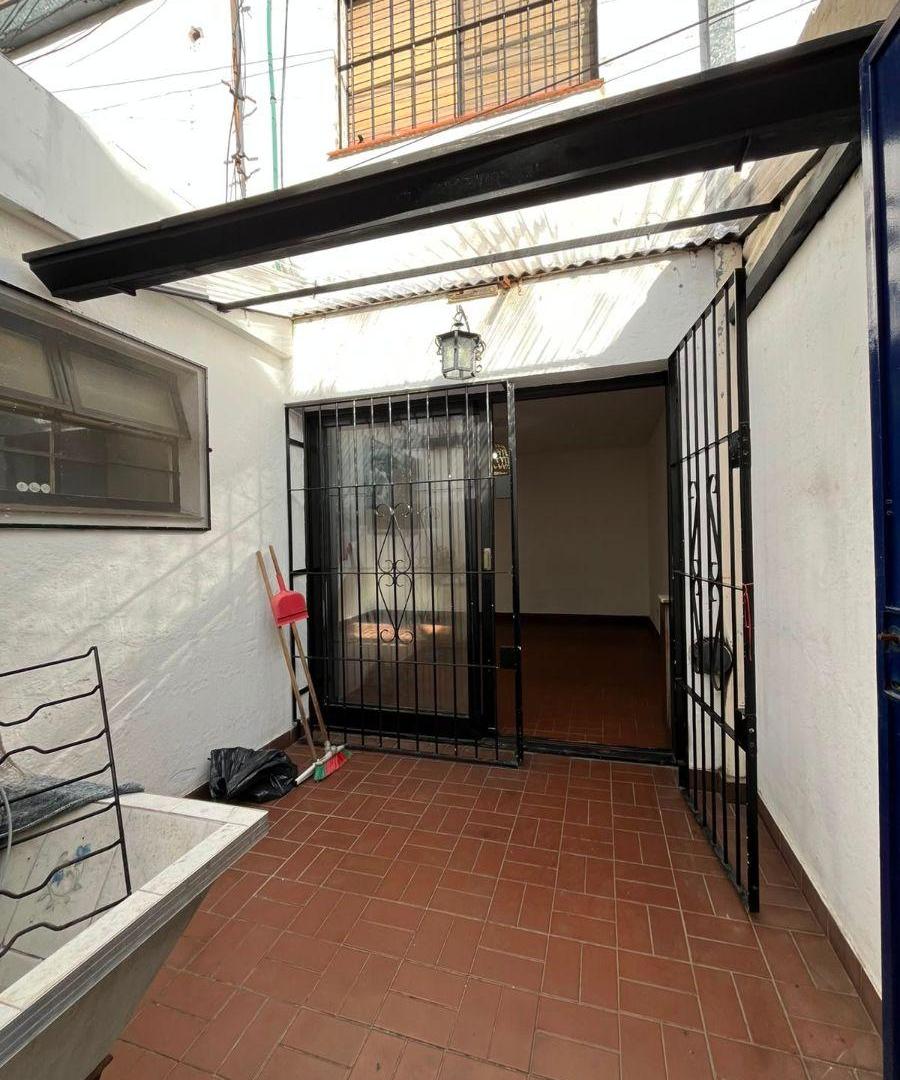 Foto de PH tipo duplex con patio en Piñeyro, cercano a Avenida Hipólito Yrigoyen, imagen 1