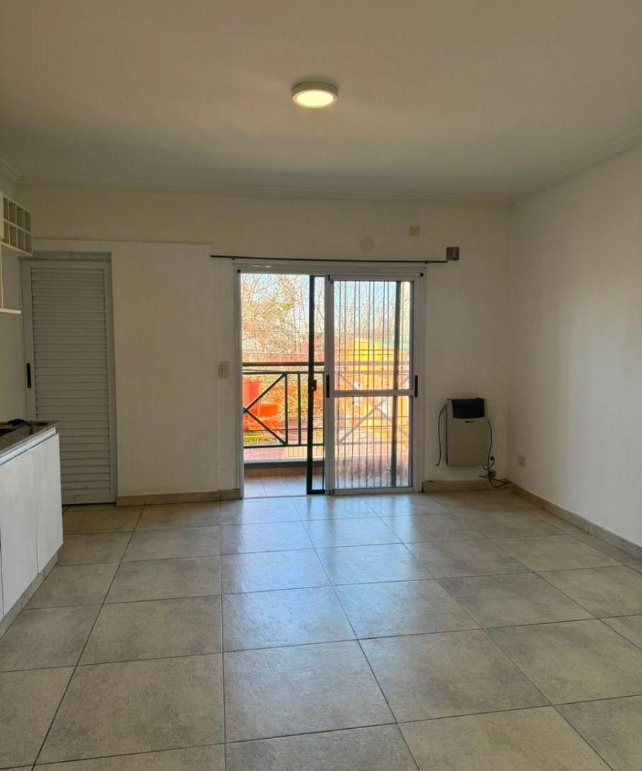 Foto de Departamento De Dos Ambientes Con Balcón De Categoría En Piñeyro, imagen 5