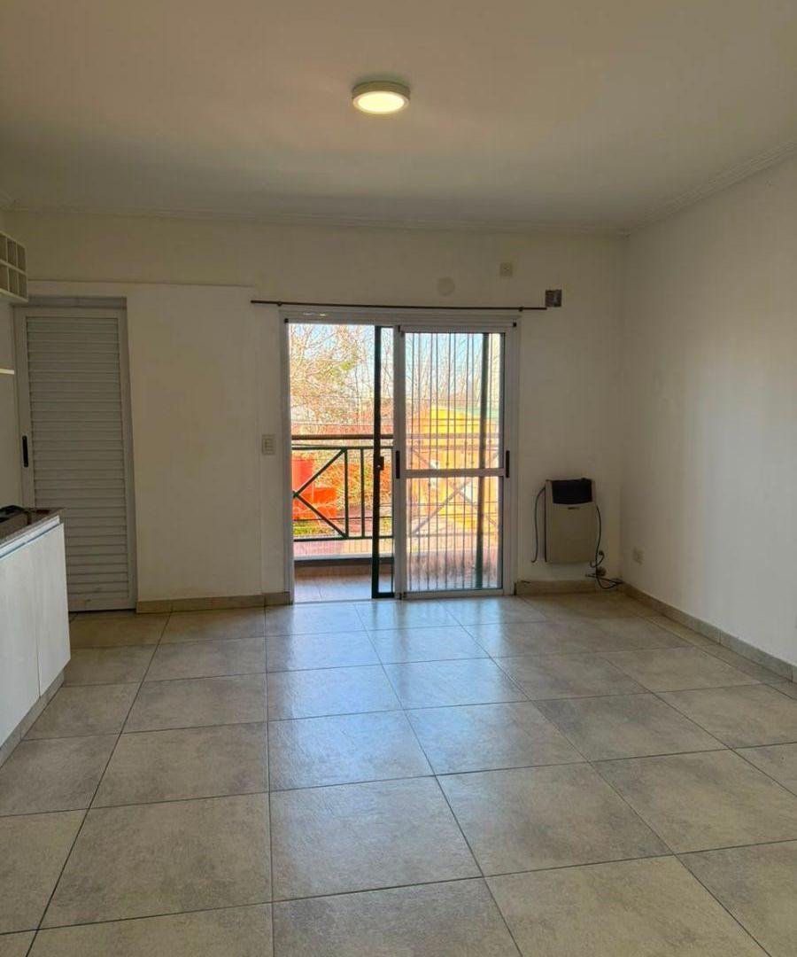 Foto de Departamento De Dos Ambientes Con Balcón De Categoría En Piñeyro, imagen 1