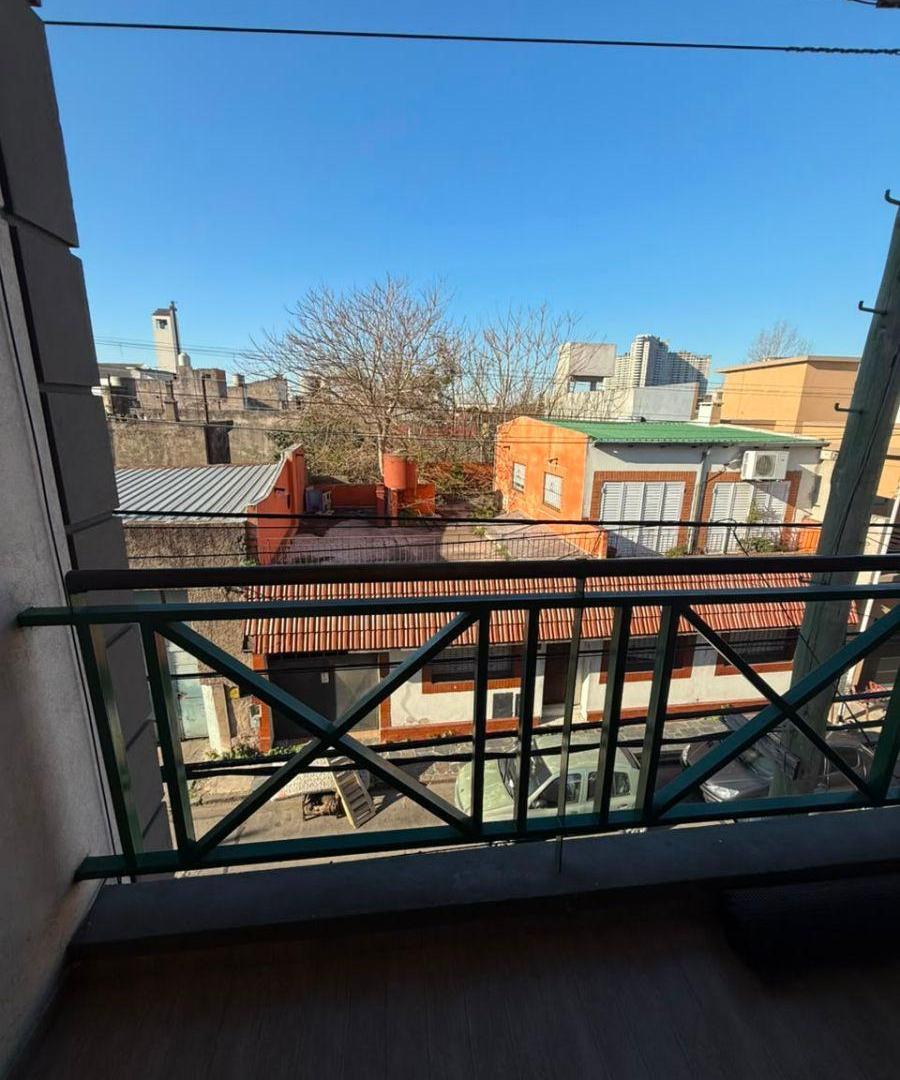 Foto de Departamento De Dos Ambientes Con Balcón De Categoría En Piñeyro, imagen 4