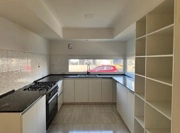 Casa 3 dorm y pileta en Barrio cerrado La Castellana 3