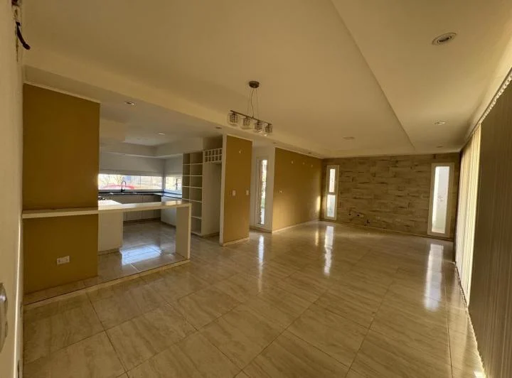Casa 3 dorm y pileta en Barrio cerrado La Castellana 5