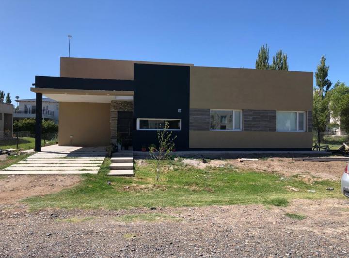 Casa 3 dorm y pileta en Barrio cerrado La Castellana 4
