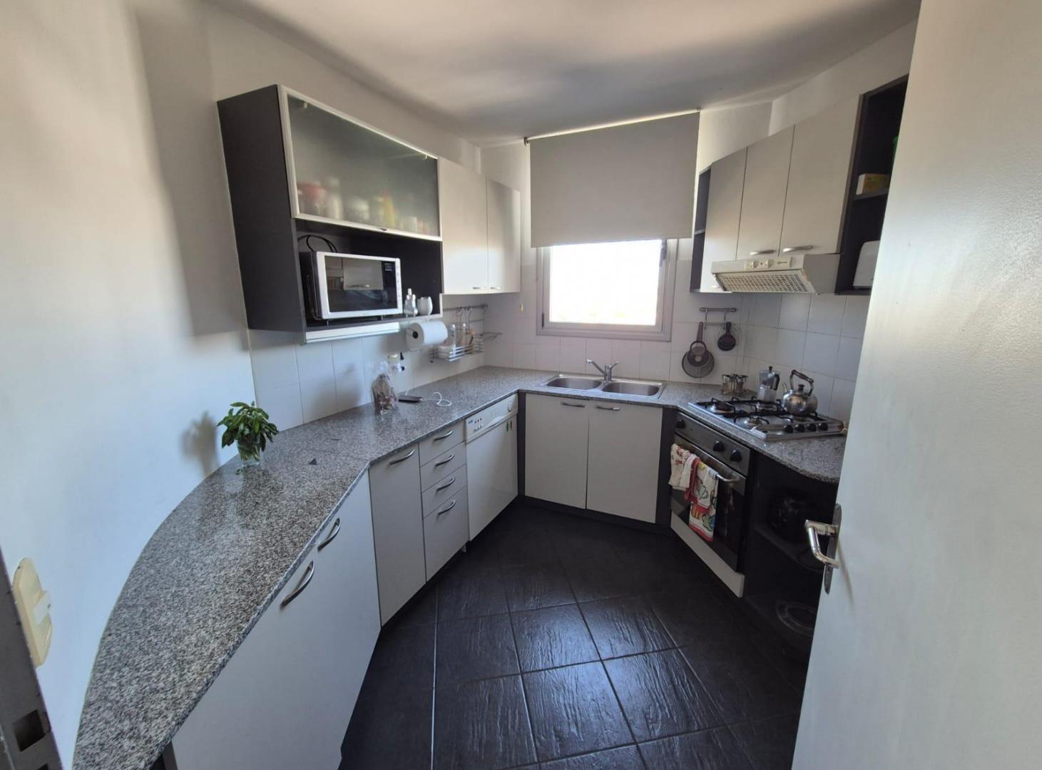 Foto de Se VENDE depto. 3 dorm. centrico, General Roca, Río Negro, imagen 2