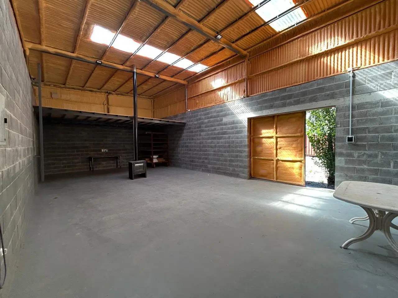 Se alquila depósito en Stefenelli, General Roca 3