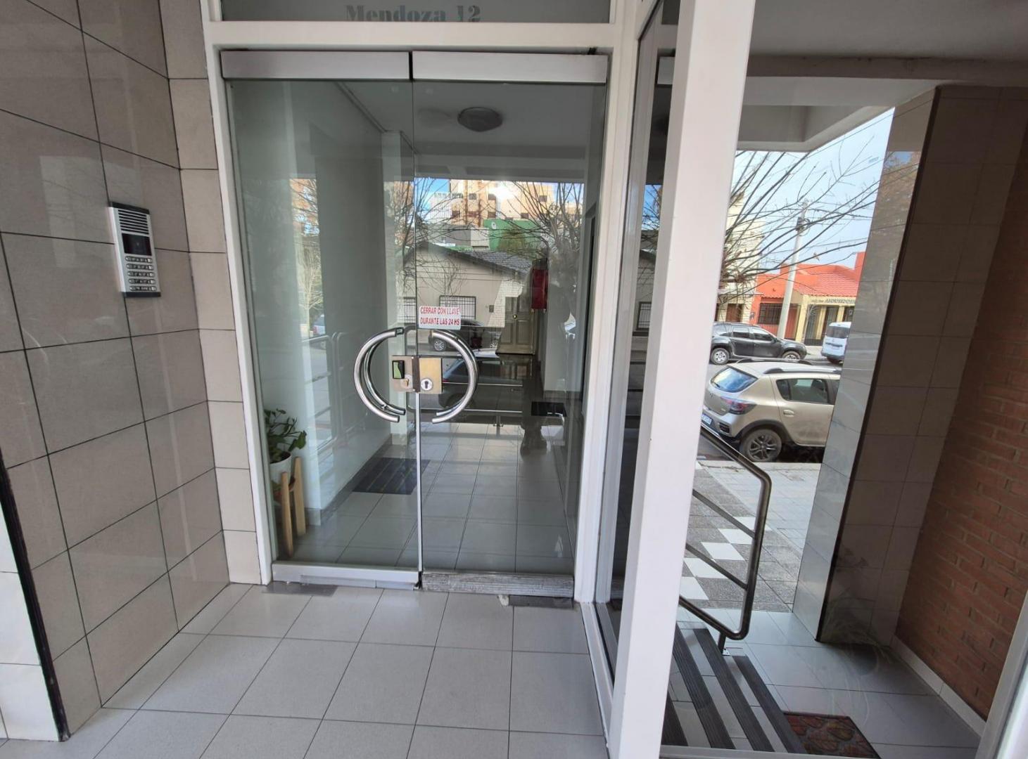 Foto de Venta Depto 3 dorm c/ cochera, zona centro, Neuquen, imagen 2