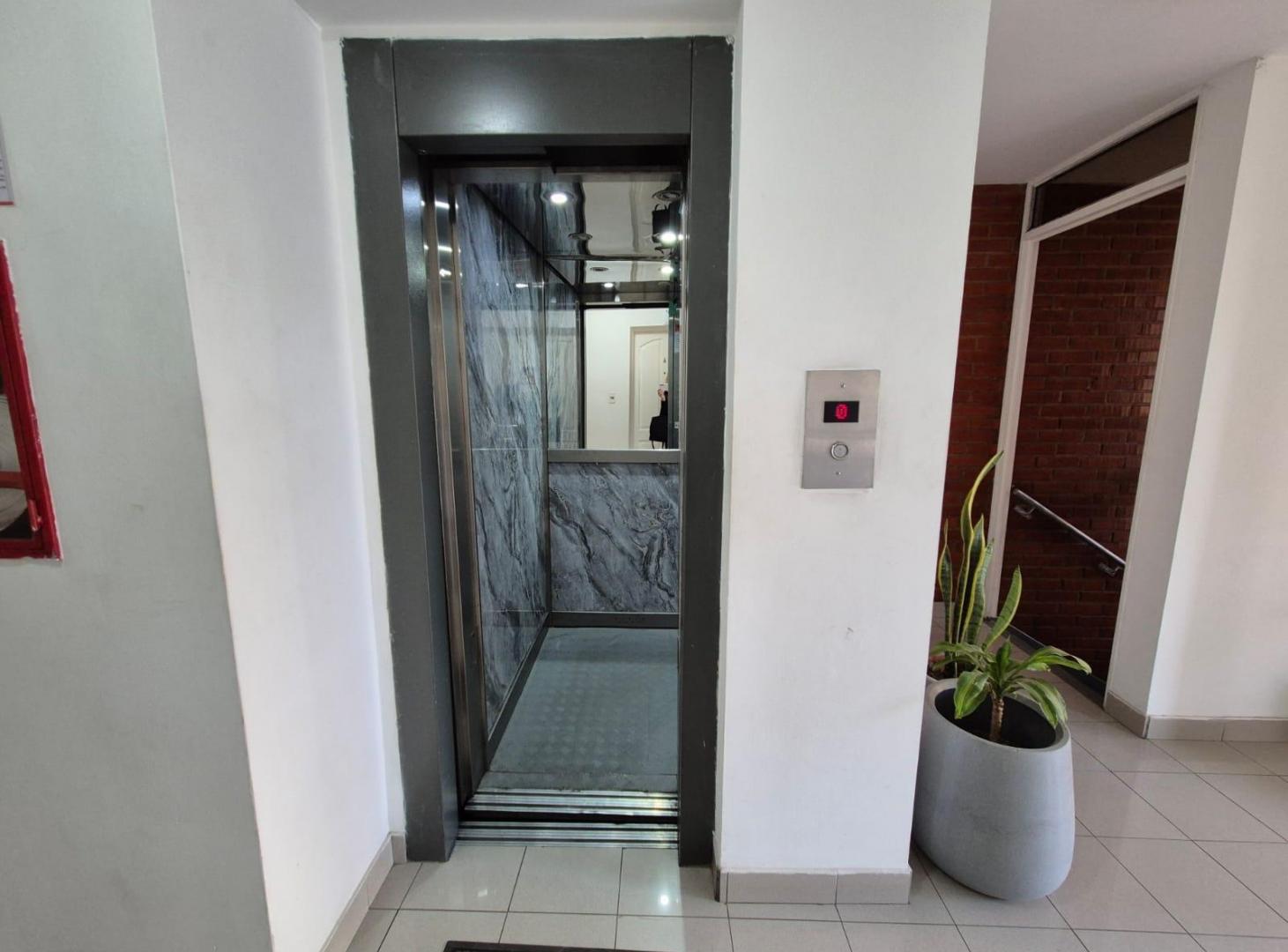 Foto de Venta Depto 3 dorm c/ cochera, zona centro, Neuquen, imagen 3