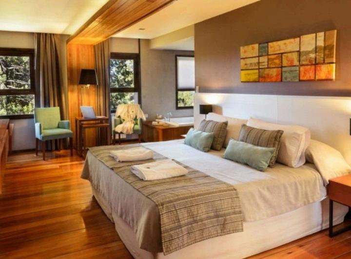 Venta Hotel sobre Av. Bustillo - Circuito Chico 2