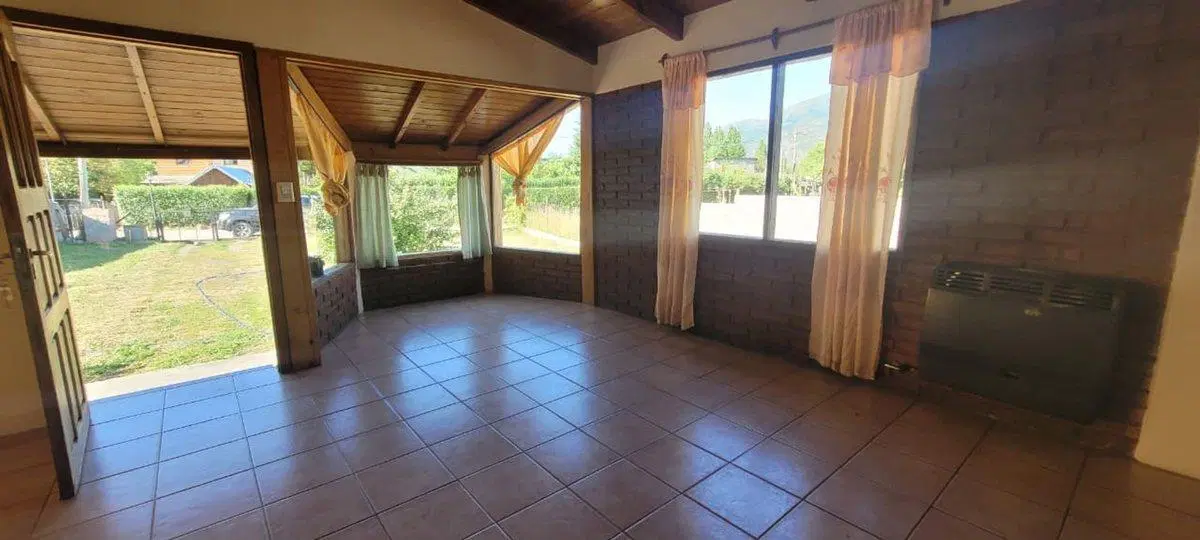 CASA FAMILIAR CON TERRENO AMPLIO 4