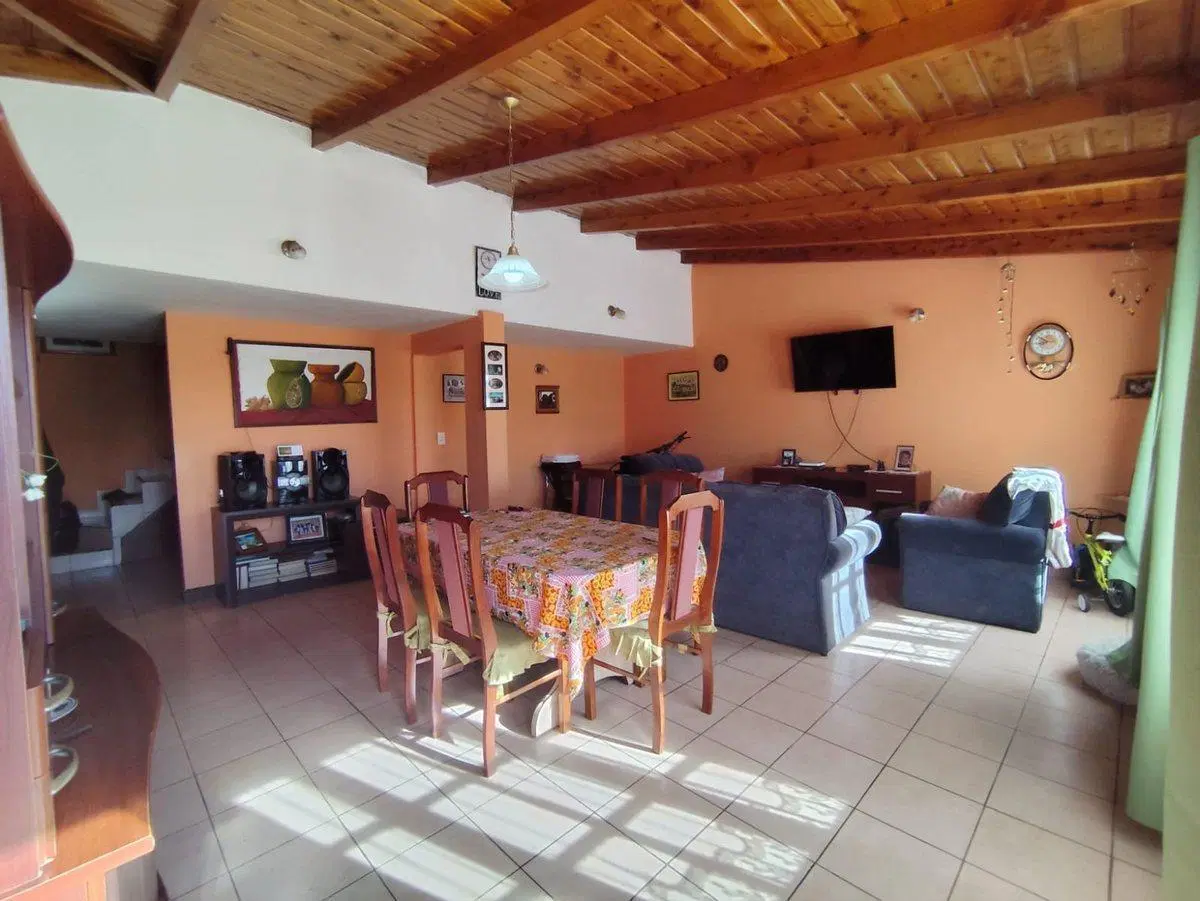 Casa con Lote amplio en zona industrial 4