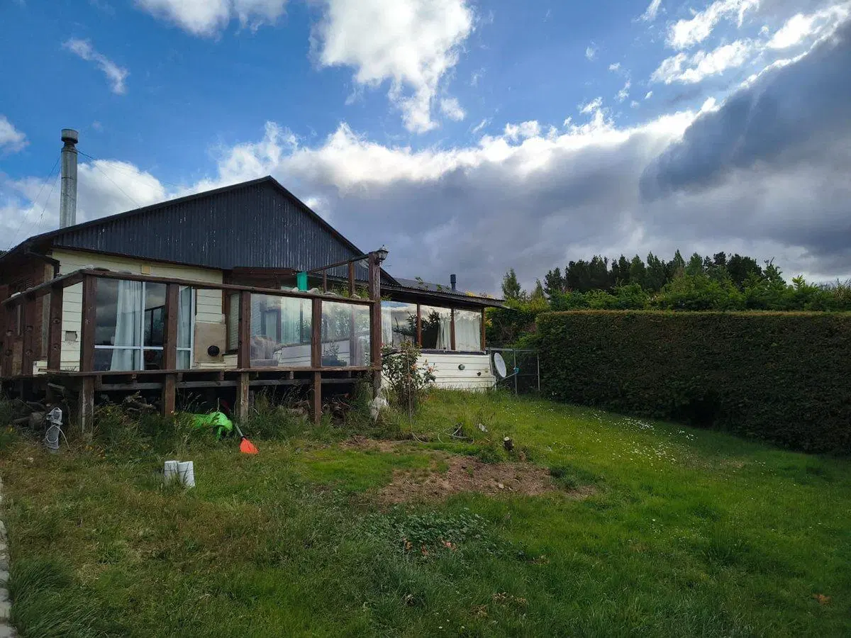 EXCELENTE LOTE CON 3 CASAS CON COSTA DE LAGO 2