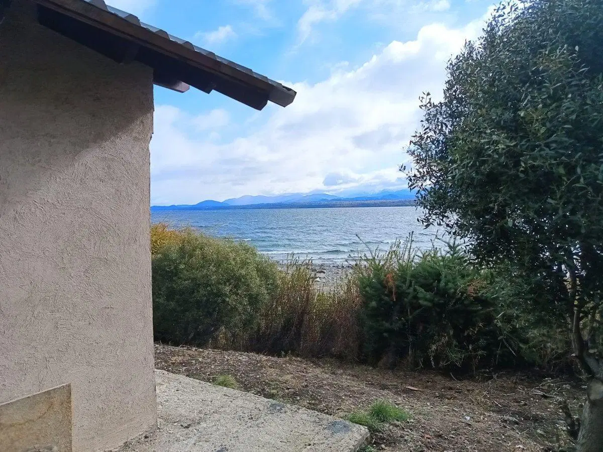 EXCELENTE LOTE CON 3 CASAS CON COSTA DE LAGO 5