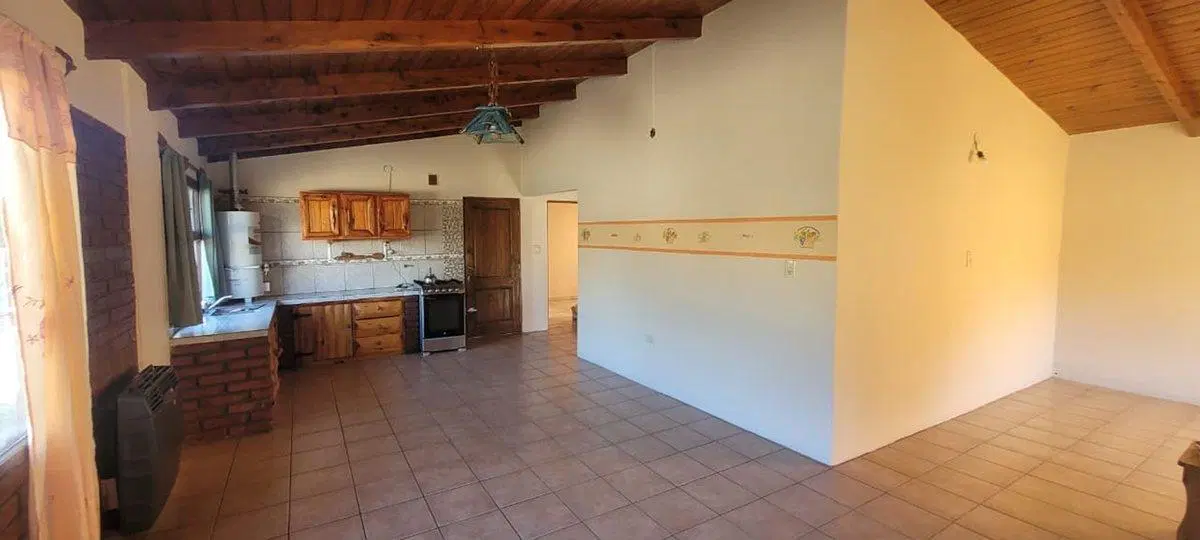 CASA FAMILIAR CON TERRENO AMPLIO 4