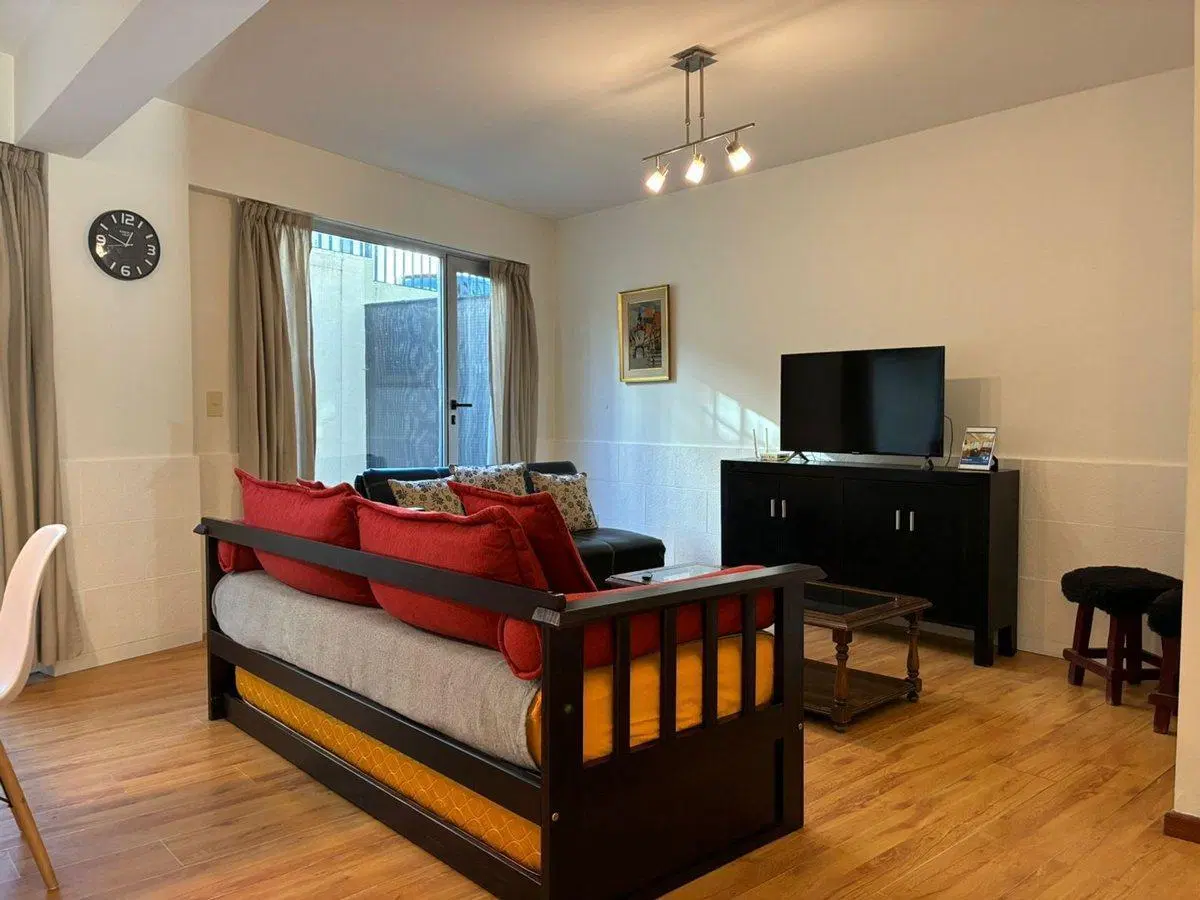 Departamento dos ambientes con patio en venta 5