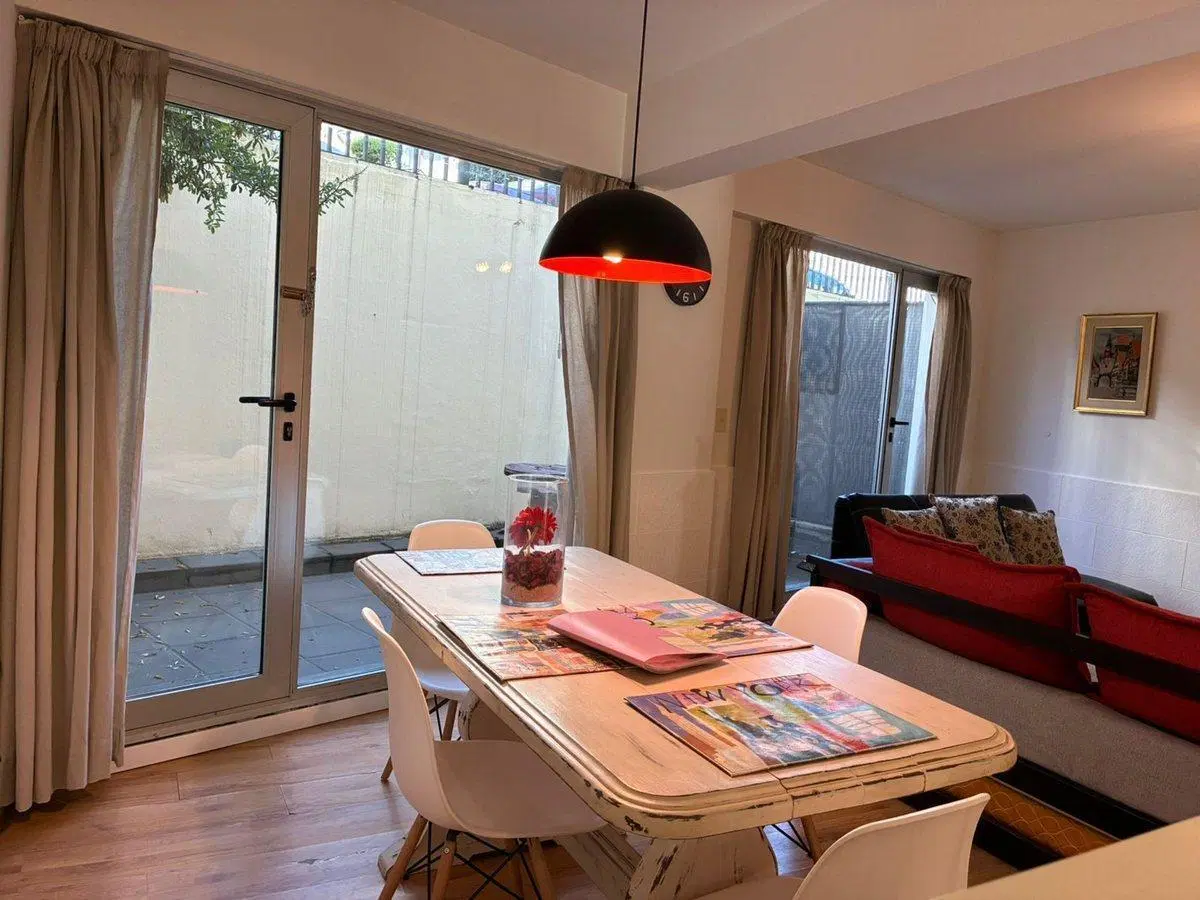 Departamento dos ambientes con patio en venta 4