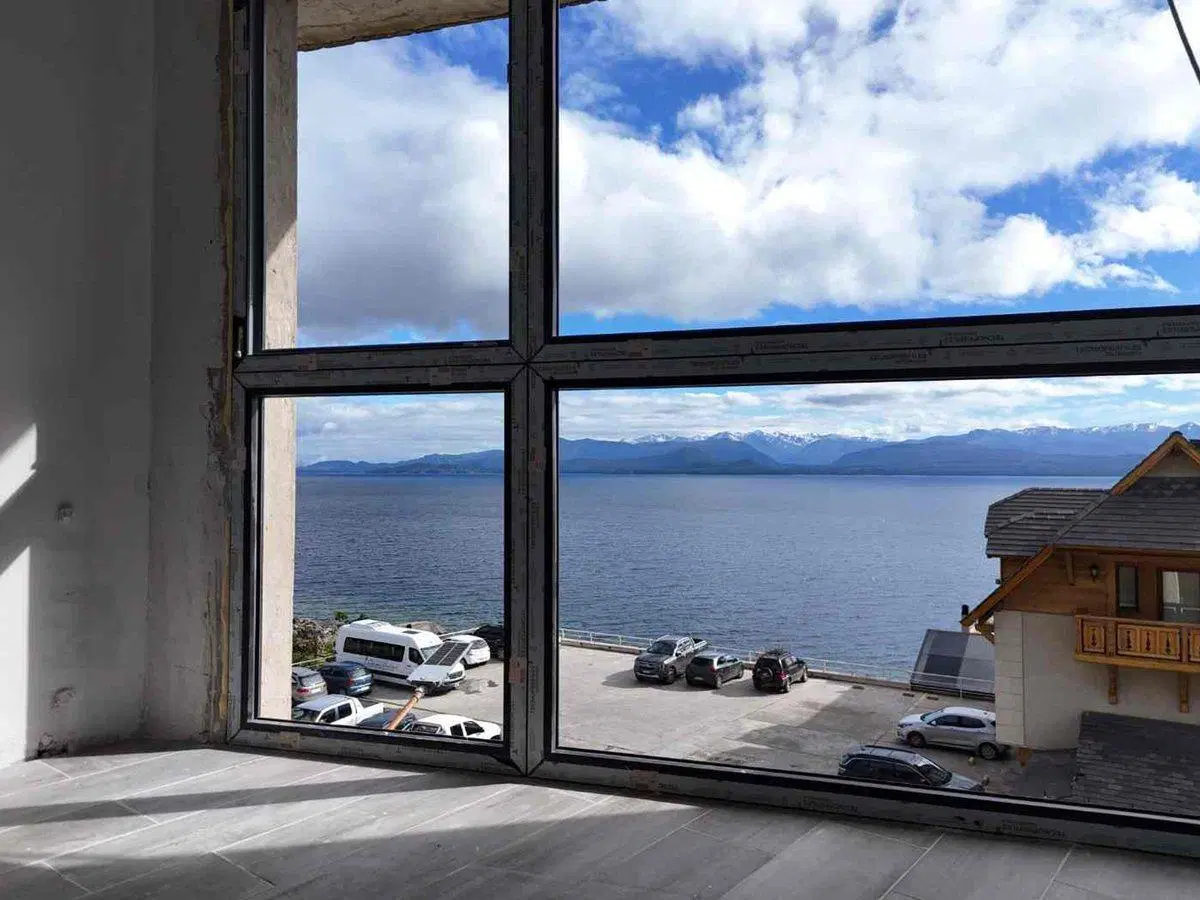 Departamento céntrico con plena vista al lago. 5