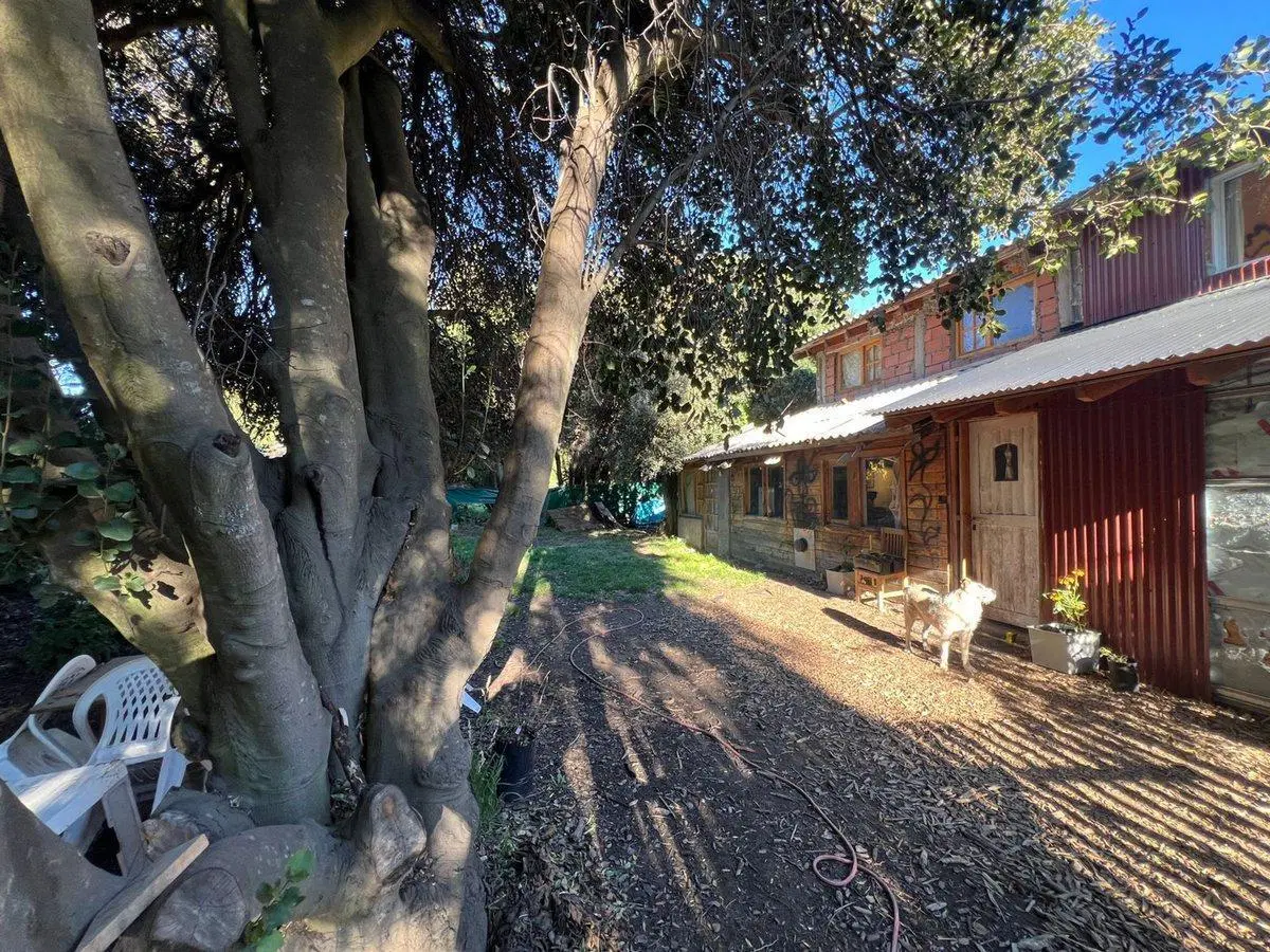 CASA EN AMPLIO LOTE A METROS DEL LAGO MORENO 4