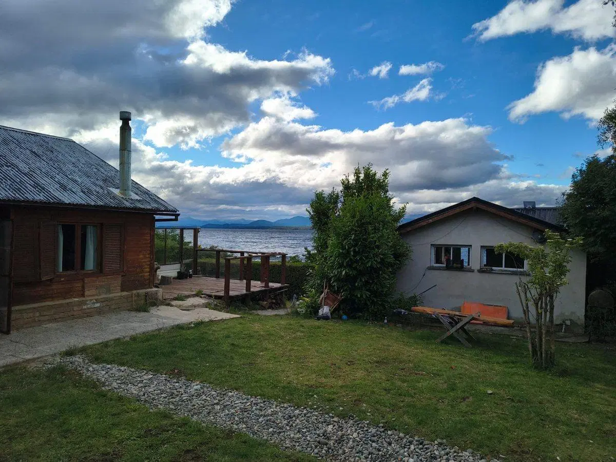 EXCELENTE LOTE CON 3 CASAS CON COSTA DE LAGO 2