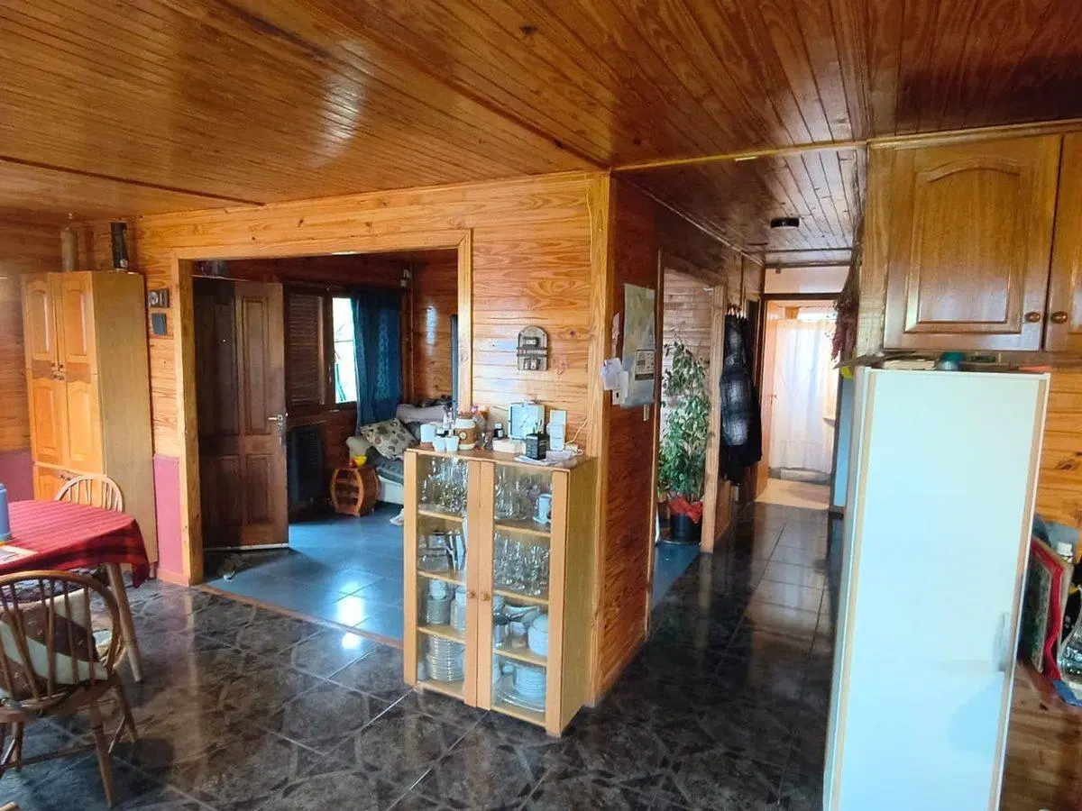 EXCELENTE LOTE CON 3 CASAS CON COSTA DE LAGO 8