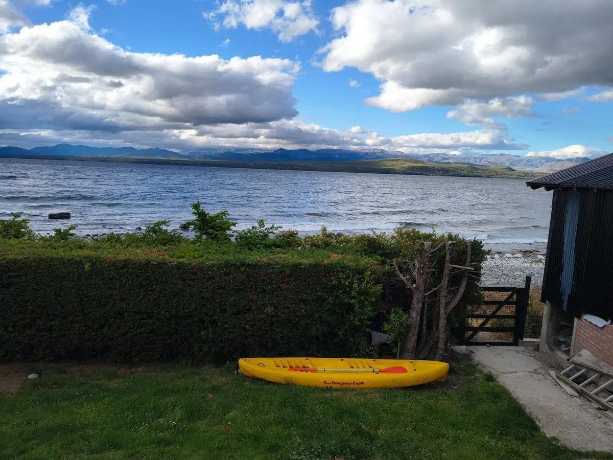 EXCELENTE LOTE CON 3 CASAS CON COSTA DE LAGO 4