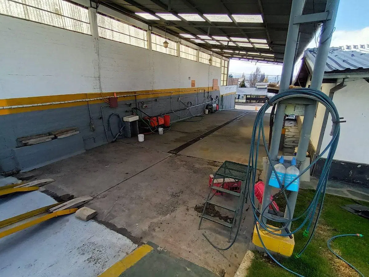 VENTA LOCAL COMERCIAL LAVADERO DE  AUTOS BARILOCHE 4