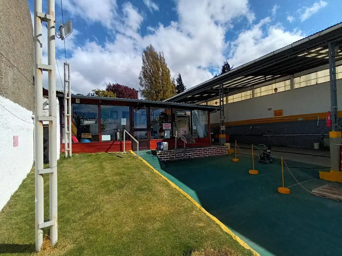 VENTA LOCAL COMERCIAL LAVADERO DE  AUTOS BARILOCHE 2