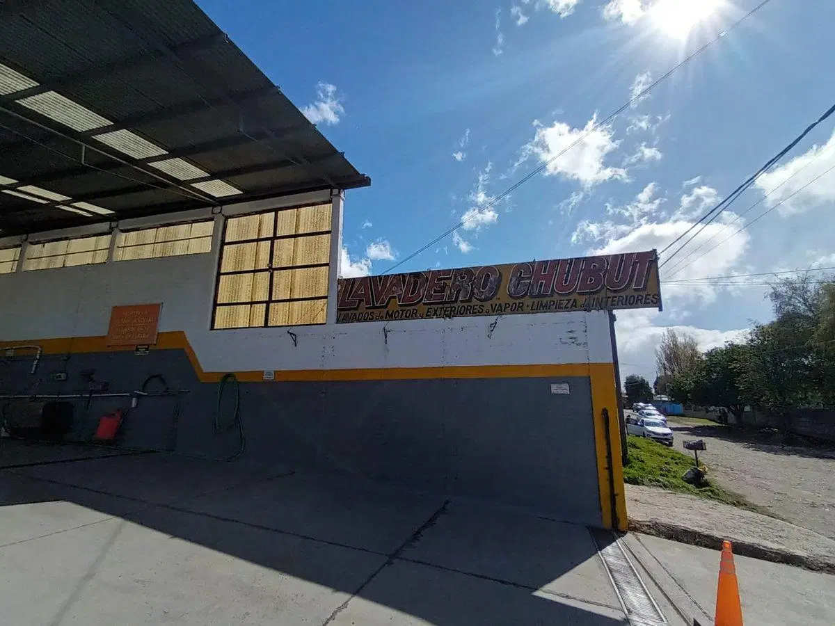 VENTA LOCAL COMERCIAL LAVADERO DE  AUTOS BARILOCHE 5