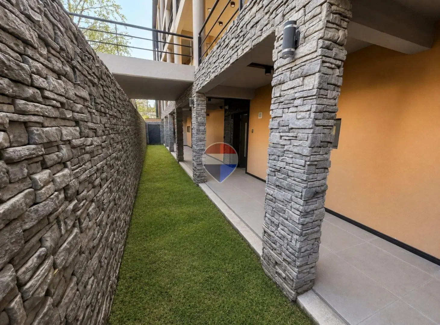 Venta depto de 82m² con patio de 27m² 8