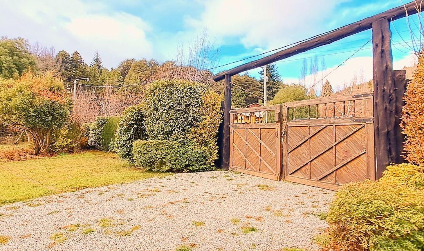 Foto de VENTA LOTE 2.305m2 CON MEJORAS AV BUSTILLO KM 18, imagen 3