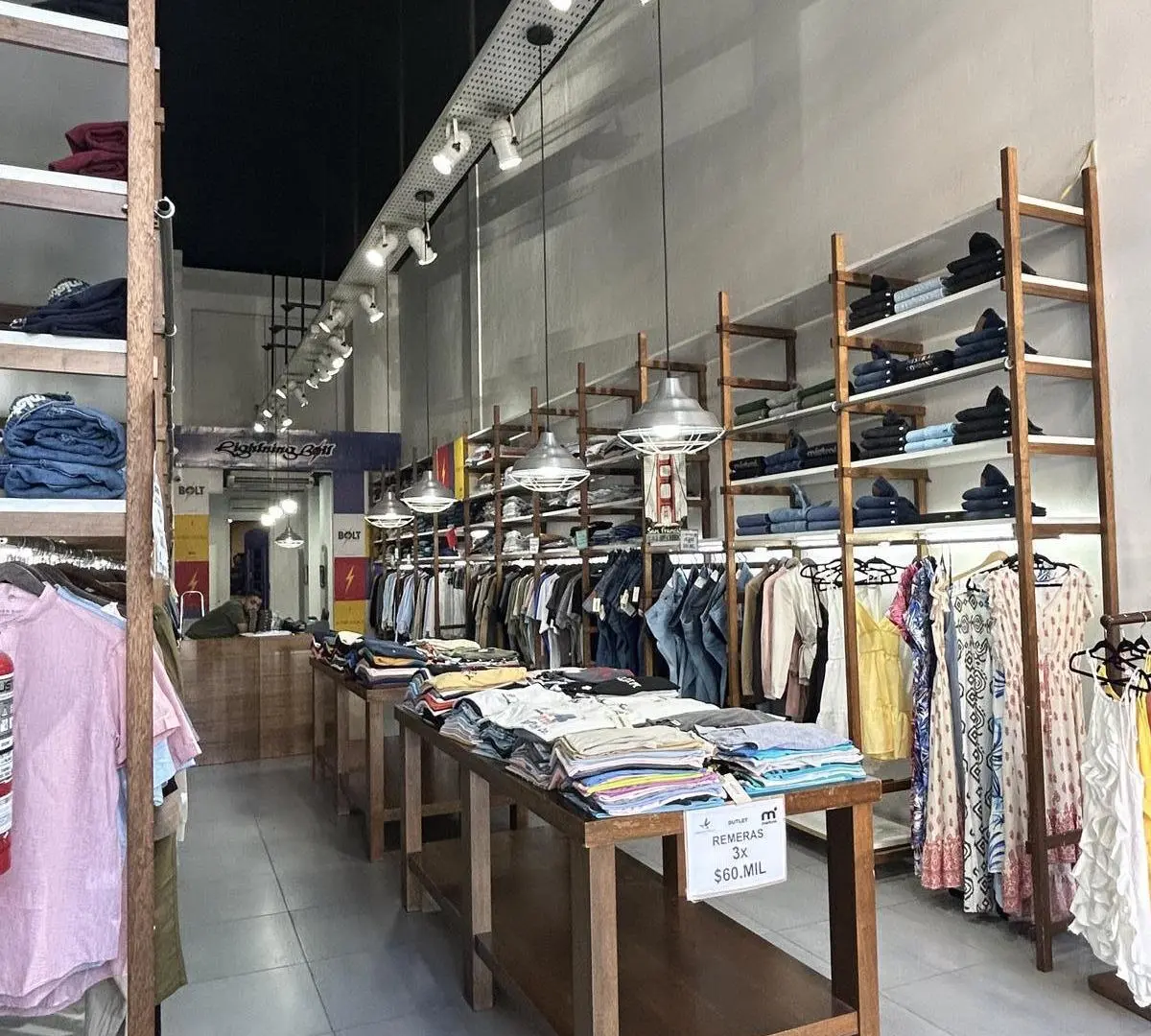 Local 4 x 35 entre piso . Zona outlets - total 210 m2 - Primeras Marcas - Gurruchaga y Aguirre 2
