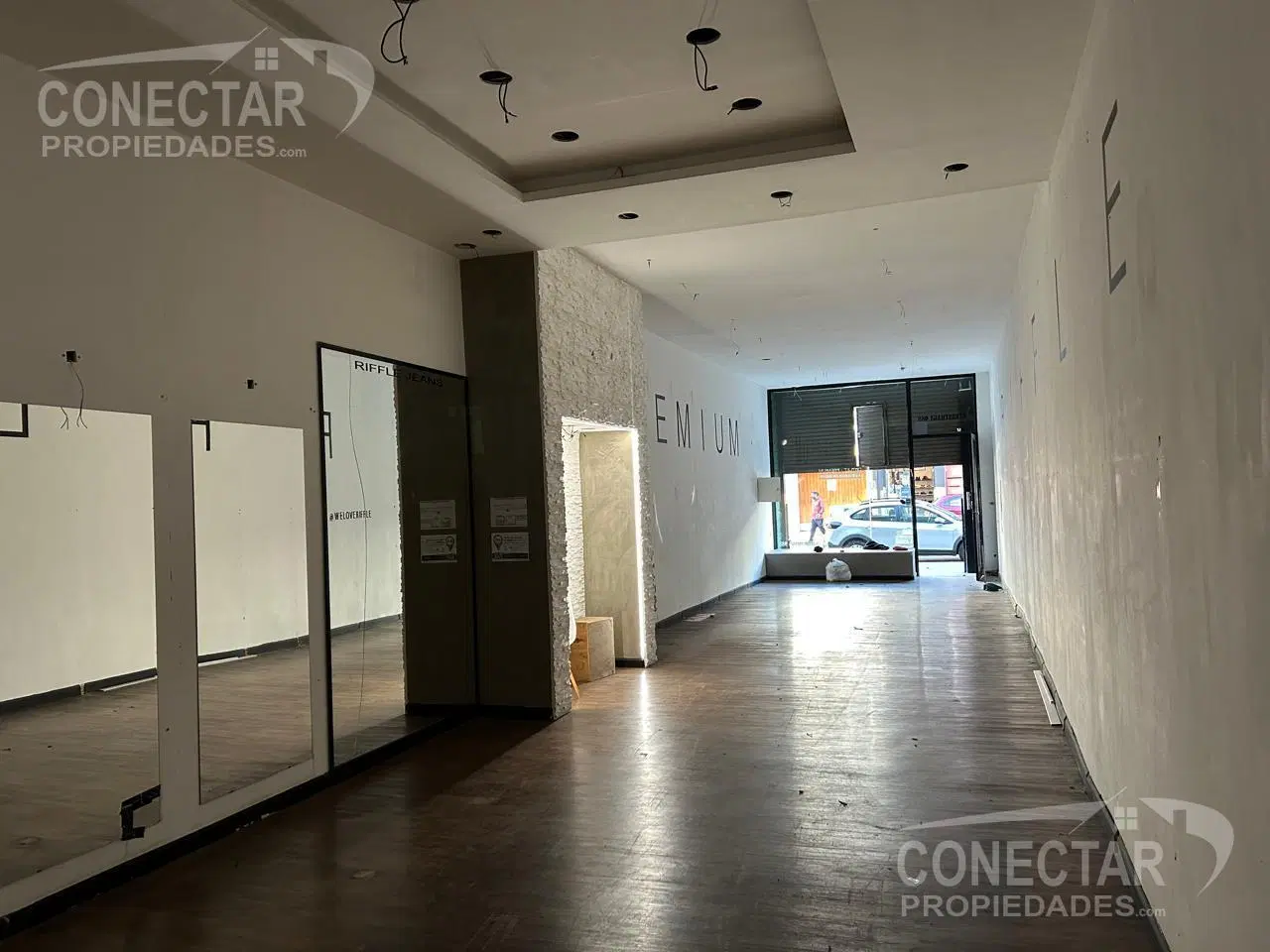 Local zona Outlet 4 x 40 + depósito - ideal indumentaria 3