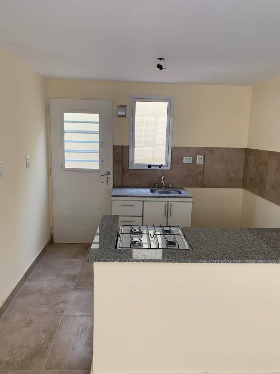 Excelente dúplex de 3 ambientes amplios con cochera y portón automático.